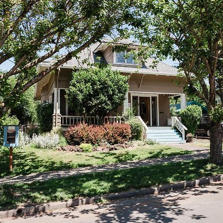 Southeast Portland Comfy & Eclectic Craftsman Home Екстер'єр фото