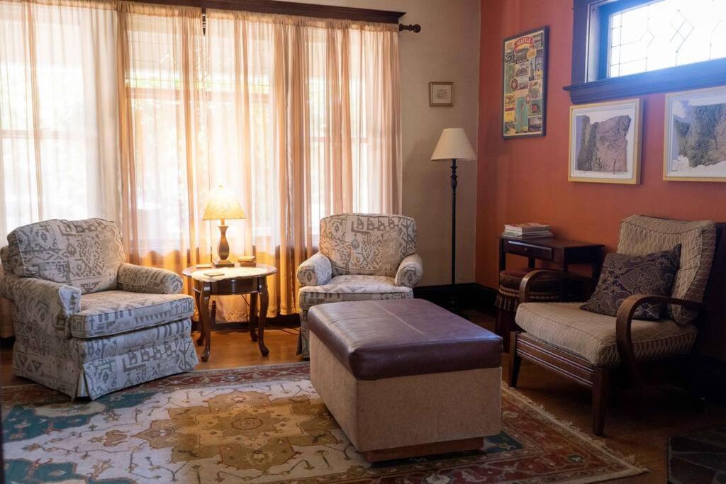 Southeast Portland Comfy & Eclectic Craftsman Home Екстер'єр фото
